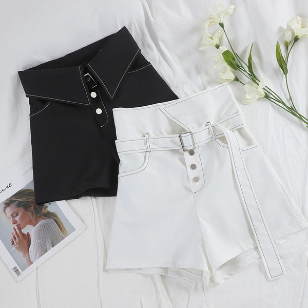Pantaloni scurți moderni de damă în alb-negru cu talie înaltă