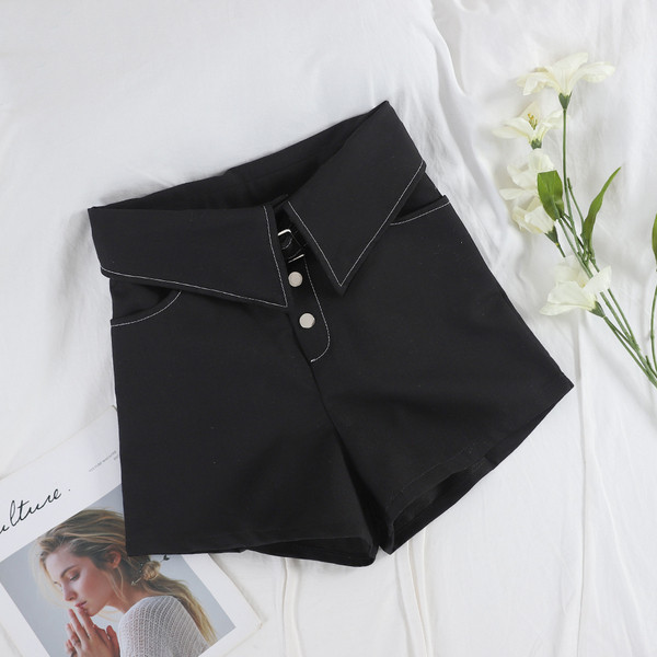 Pantaloni scurți moderni de damă în alb-negru cu talie înaltă