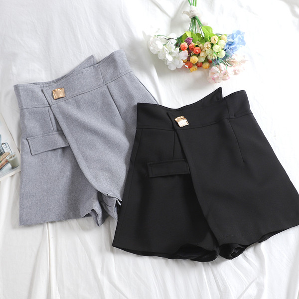 Pantaloni scurti moderni de dama cu transfer in negru si gri