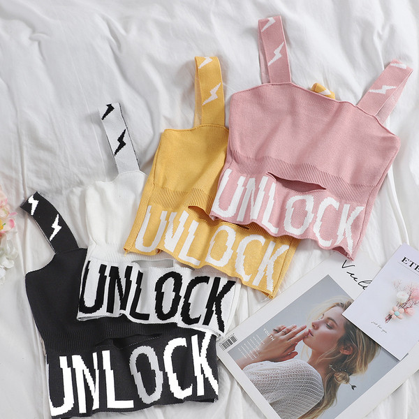 Feliratos, széles pántokkal ellátott női felső több színben