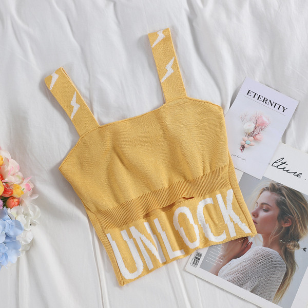 Feliratos, széles pántokkal ellátott női felső több színben