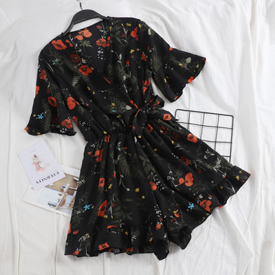 Stílusos női overall virágos motívummal és V-nyakkal