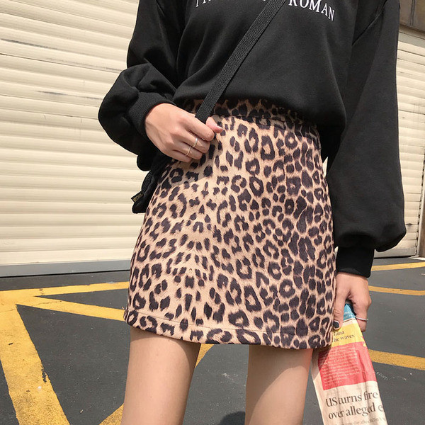 Modern női szoknya leopárd mintával