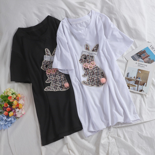 Stílusos női póló fehér és fekete színben, 3D elemmel