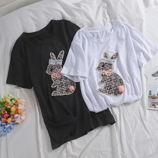 Stílusos női póló fehér és fekete színben, 3D elemmel