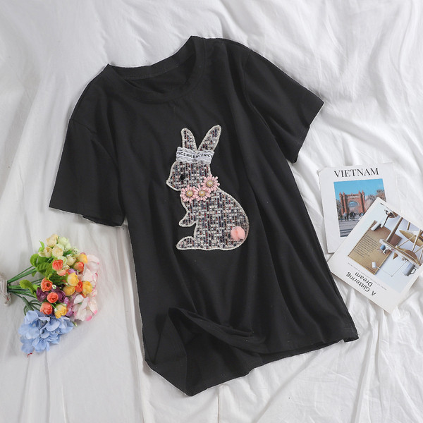 Stílusos női póló fehér és fekete színben, 3D elemmel