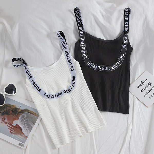 Modern női felső, fehér és fekete színben felirattal