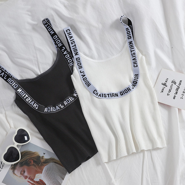 Modern női felső, fehér és fekete színben felirattal