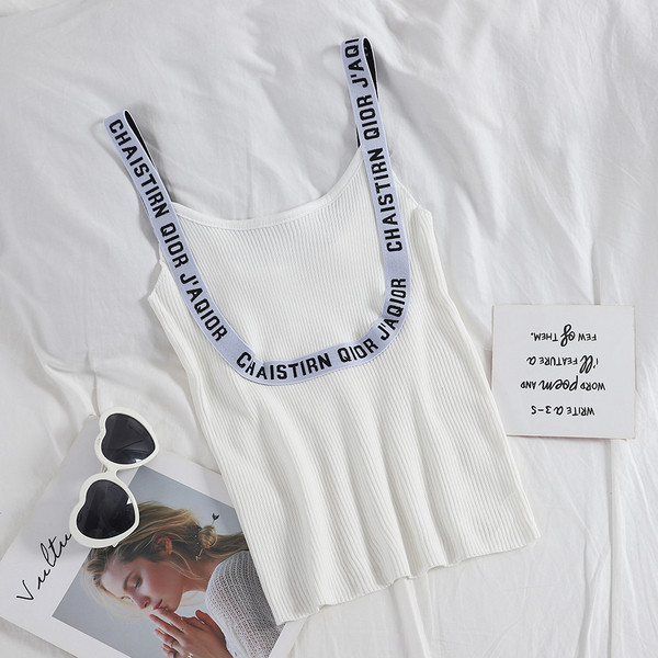 Modern női felső, fehér és fekete színben felirattal