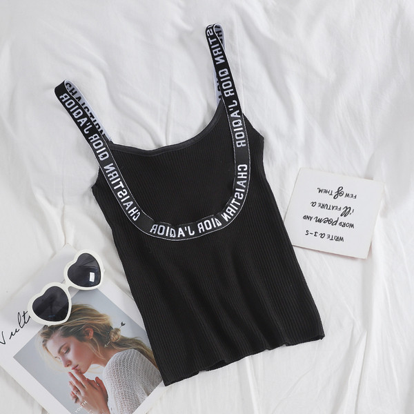 Modern női felső, fehér és fekete színben felirattal