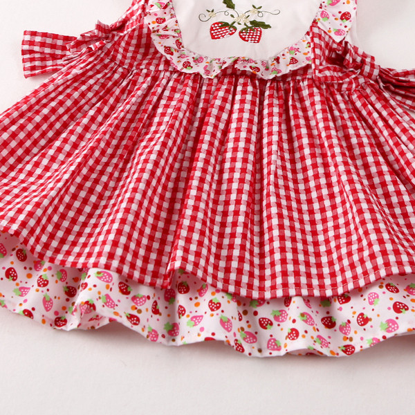 Modern gyerekruha piros szalagokkal