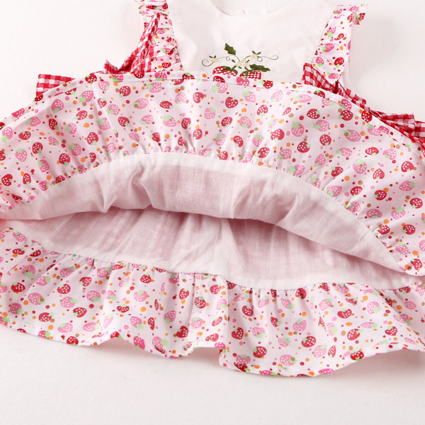 Modern gyerekruha piros szalagokkal