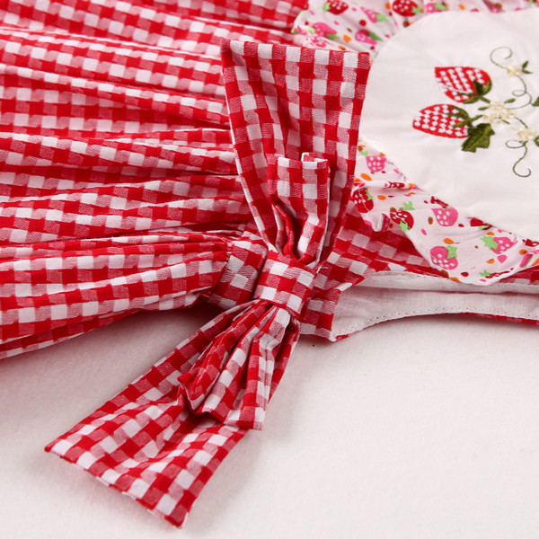 Modern gyerekruha piros szalagokkal