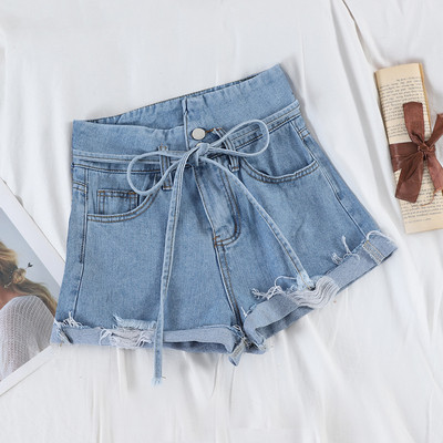 Modern női farmer rövidnadrág nyakkendővel, szakadt motívumokkal