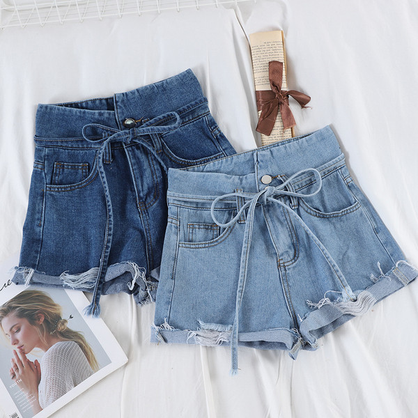 Modern női farmer rövidnadrág nyakkendővel, szakadt motívumokkal