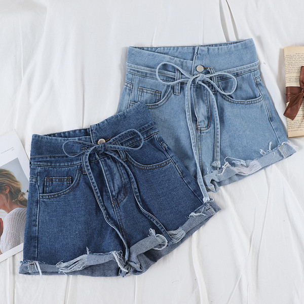 Modern női farmer rövidnadrág nyakkendővel, szakadt motívumokkal