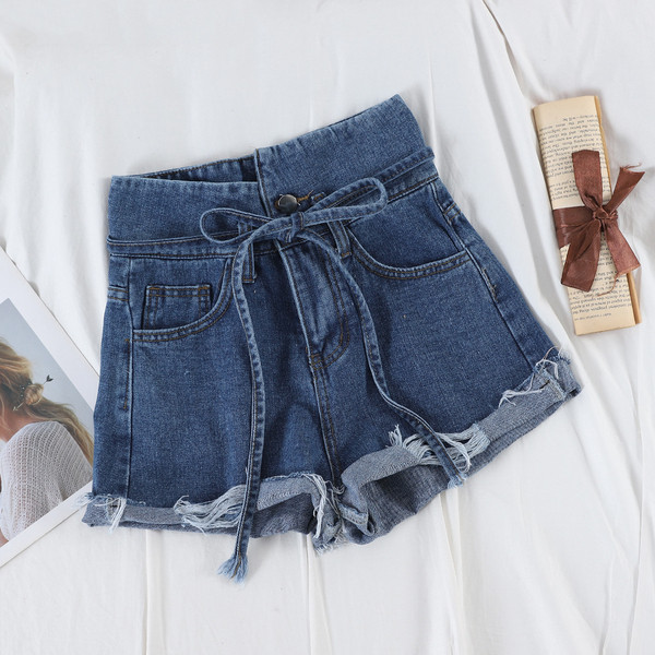 Modern női farmer rövidnadrág nyakkendővel, szakadt motívumokkal