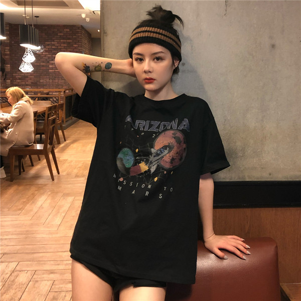 Női sportpóló fekete mintával