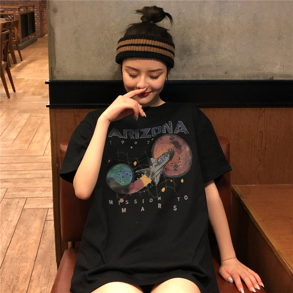 Női sportpóló fekete mintával