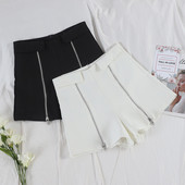 Modern női rövidnadrág fehér és fekete színben, cipzárral és magas derékkal