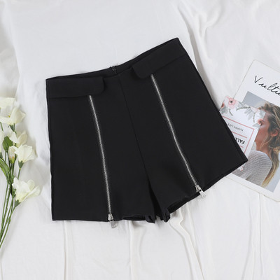 Modern női rövidnadrág fehér és fekete színben, cipzárral és magas derékkal