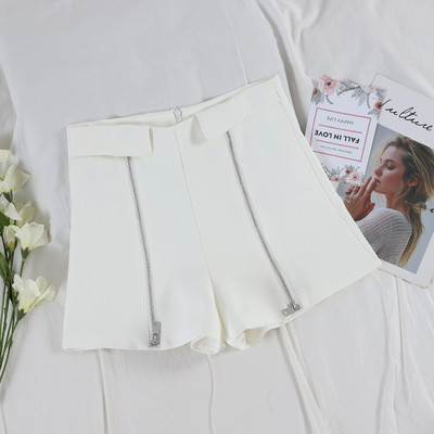 Modern női rövidnadrág fehér és fekete színben, cipzárral és magas derékkal