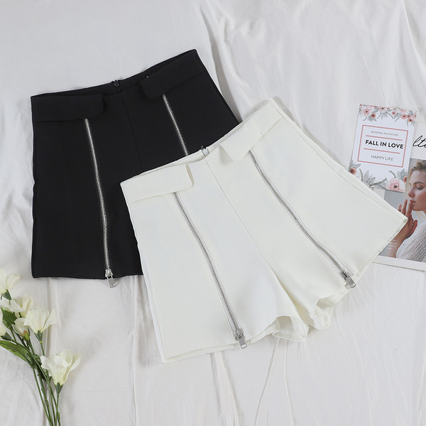 Modern női rövidnadrág fehér és fekete színben, cipzárral és magas derékkal