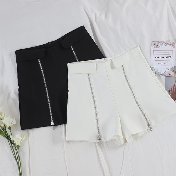 Modern női rövidnadrág fehér és fekete színben, cipzárral és magas derékkal