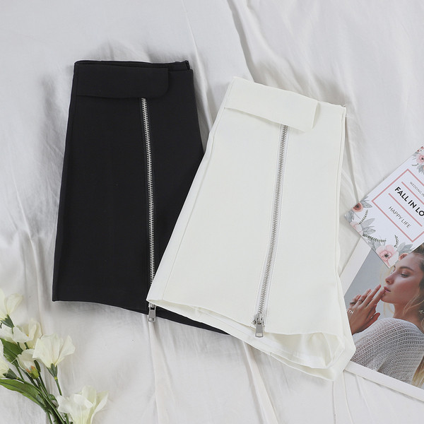 Modern női rövidnadrág fehér és fekete színben, cipzárral és magas derékkal
