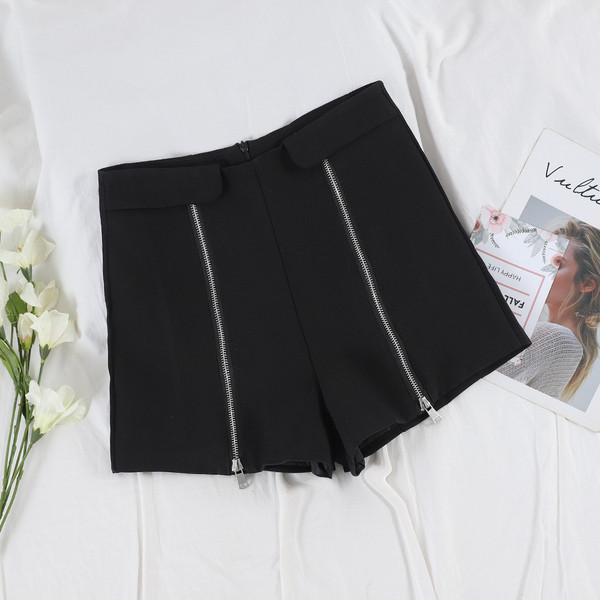 Modern női rövidnadrág fehér és fekete színben, cipzárral és magas derékkal