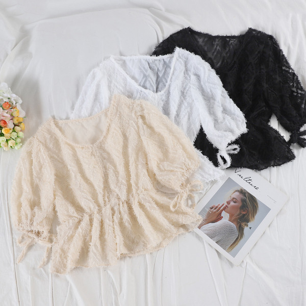 Bluză de damă modernă cu mâneci scurte în alb, negru și crem