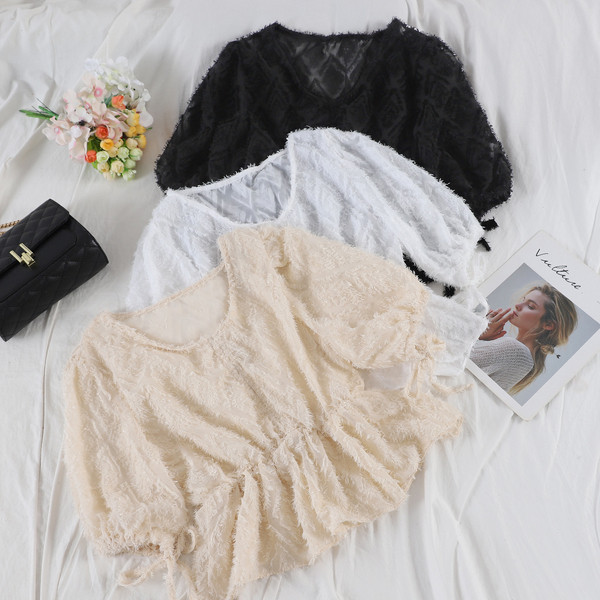 Bluză de damă modernă cu mâneci scurte în alb, negru și crem