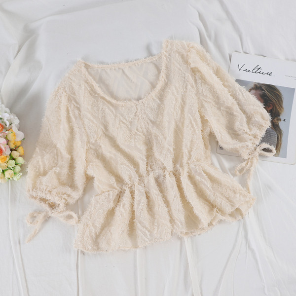 Bluză de damă modernă cu mâneci scurte în alb, negru și crem