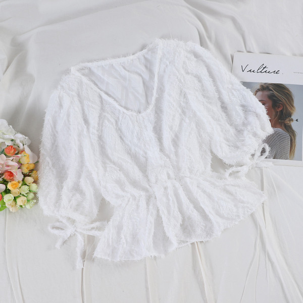 Bluză de damă modernă cu mâneci scurte în alb, negru și crem