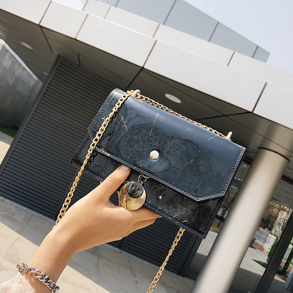 Geanta de dama eleganta din piele ecologica cu elemente metalice