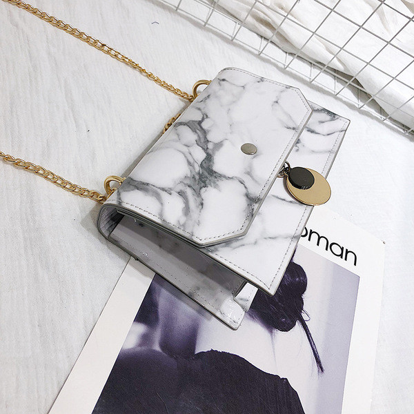 Geanta de dama eleganta din piele ecologica cu elemente metalice