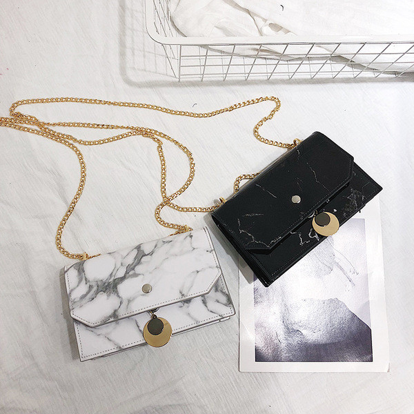 Geanta de dama eleganta din piele ecologica cu elemente metalice