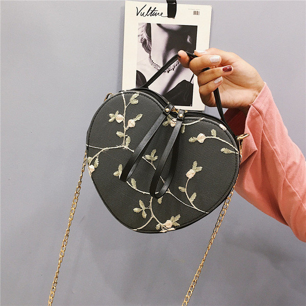 Modern női táska szív alakú hímzéssel