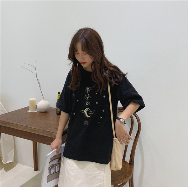 Aktuális női póló két színben hímzéssel