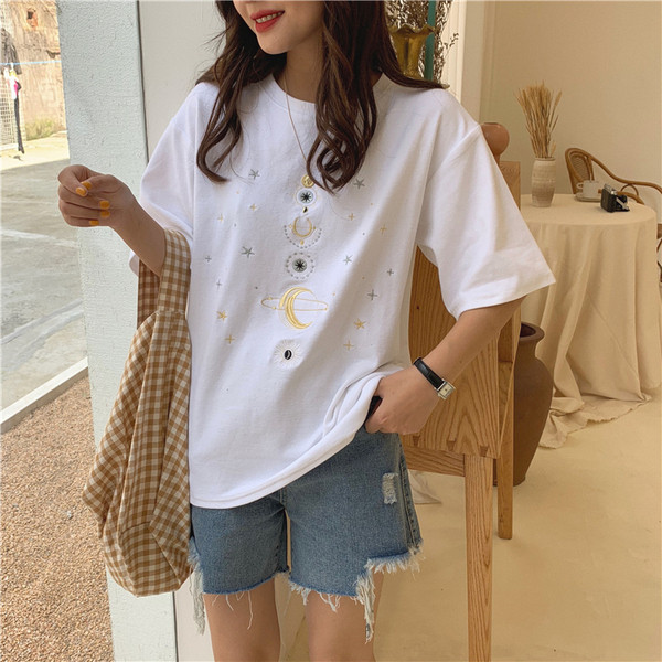 Aktuális női póló két színben hímzéssel