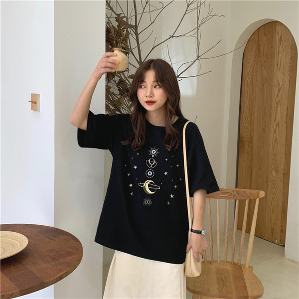 Aktuális női póló két színben hímzéssel