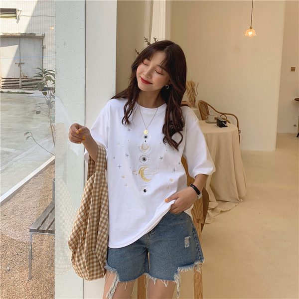 Aktuális női póló két színben hímzéssel