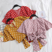 Modern női rövid blúz V-nyakkal és szalaggal