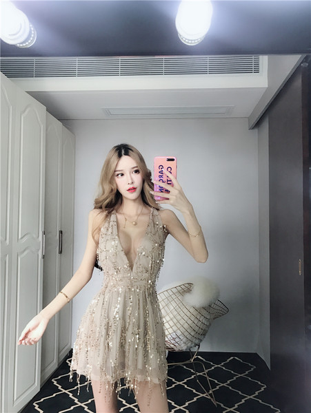 Stílusos női ruha mély V-nyakkal, arany színben