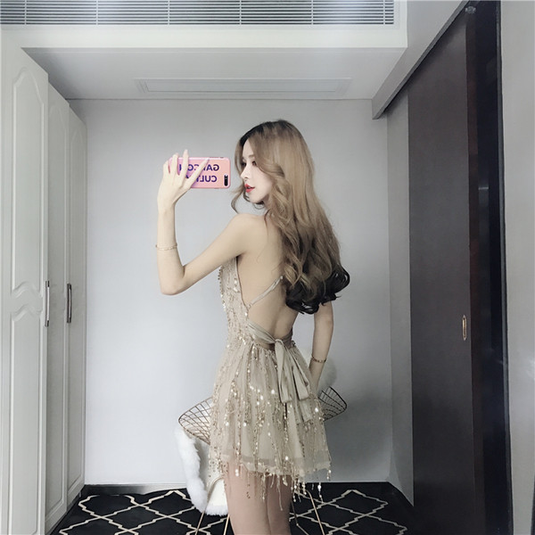 Stílusos női ruha mély V-nyakkal, arany színben