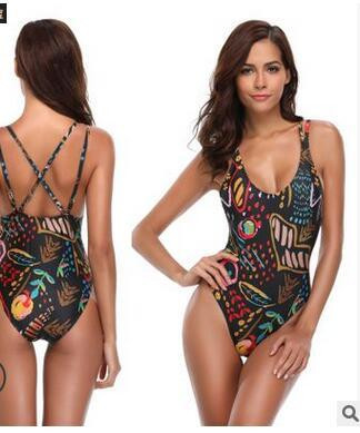 Costum de baie complet elegant pentru femei, cu elemente colorate