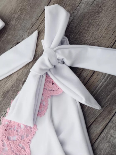 Kétrészes fehér fürdőruha csipkével