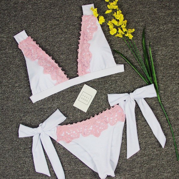 Kétrészes fehér fürdőruha csipkével