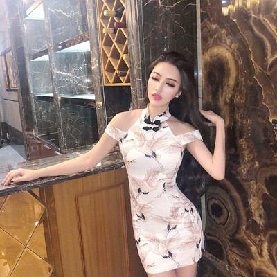 Testhezálló női ruha magas gallérral és hasítékkal