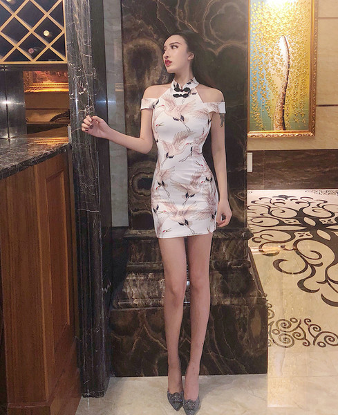 Testhezálló női ruha magas gallérral és hasítékkal